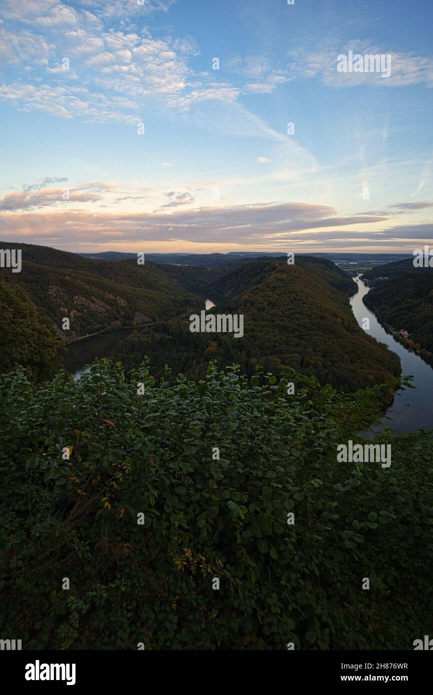 Blick auf die Saarschleife im Saarland. Aussichtspunkt, von dem aus Sie die Saar betrachten und die Natur genießen können. Stockfoto