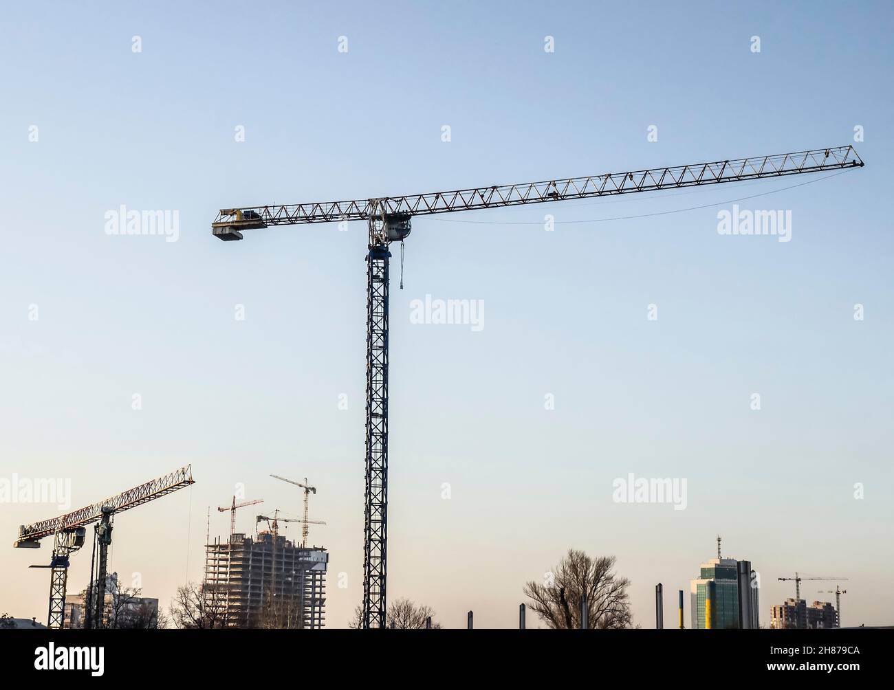 Krane arbeiten auf der Baustelle Stockfoto