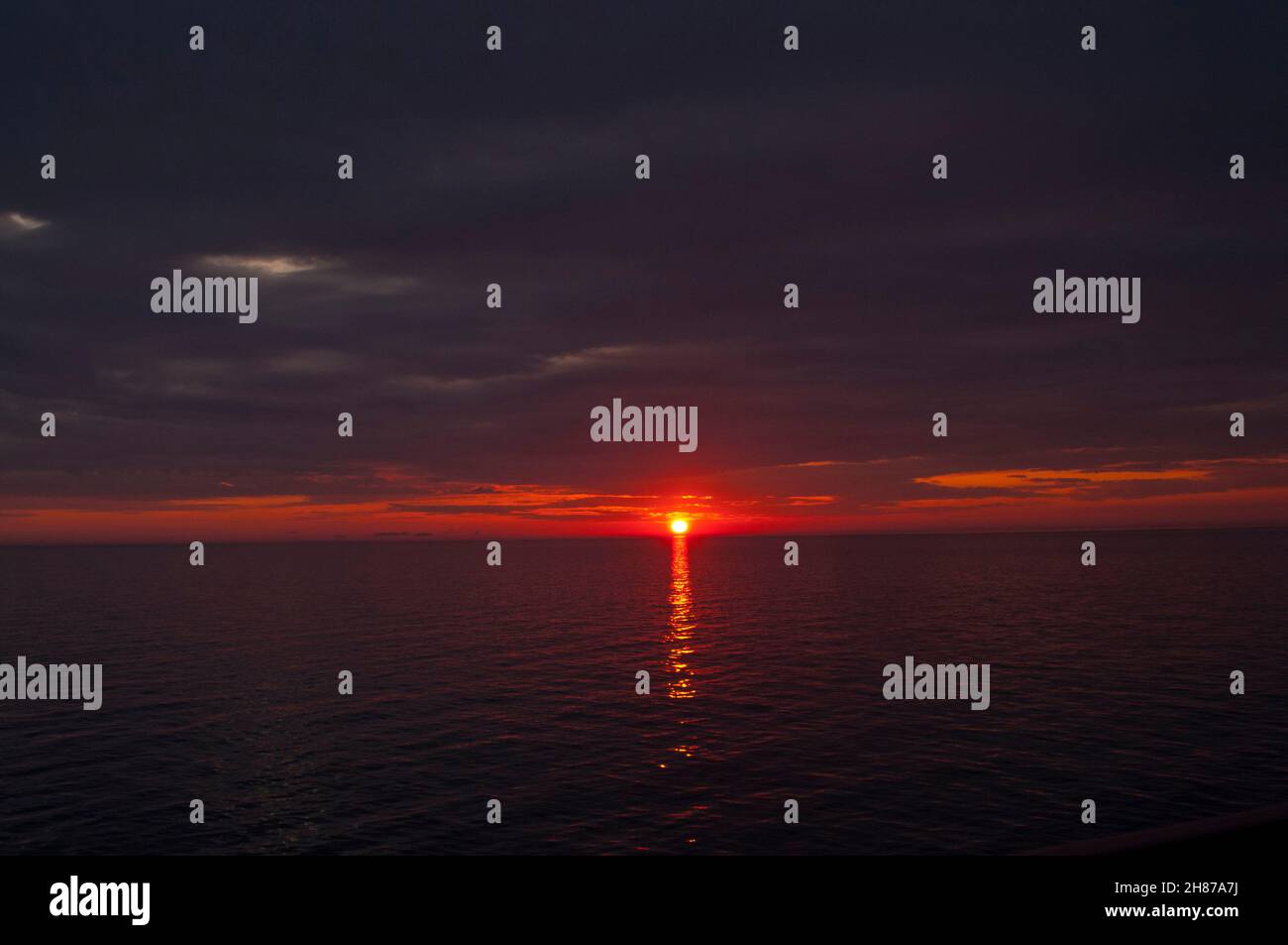 Der Sonnenuntergang in Boracay bietet einen atemberaubenden Sonnenuntergang am Strand von Boracay. Eine entspannende Art, nach einem Tag in der tropischen Atmosphäre der Insel zu entspannen. Stockfoto