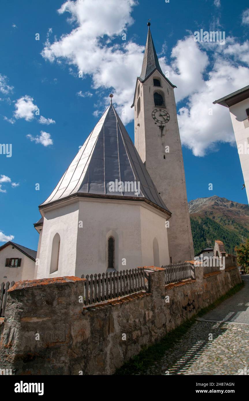 Pfarrkirche Engadiner Dorf Guarda, Schweiz Stockfoto