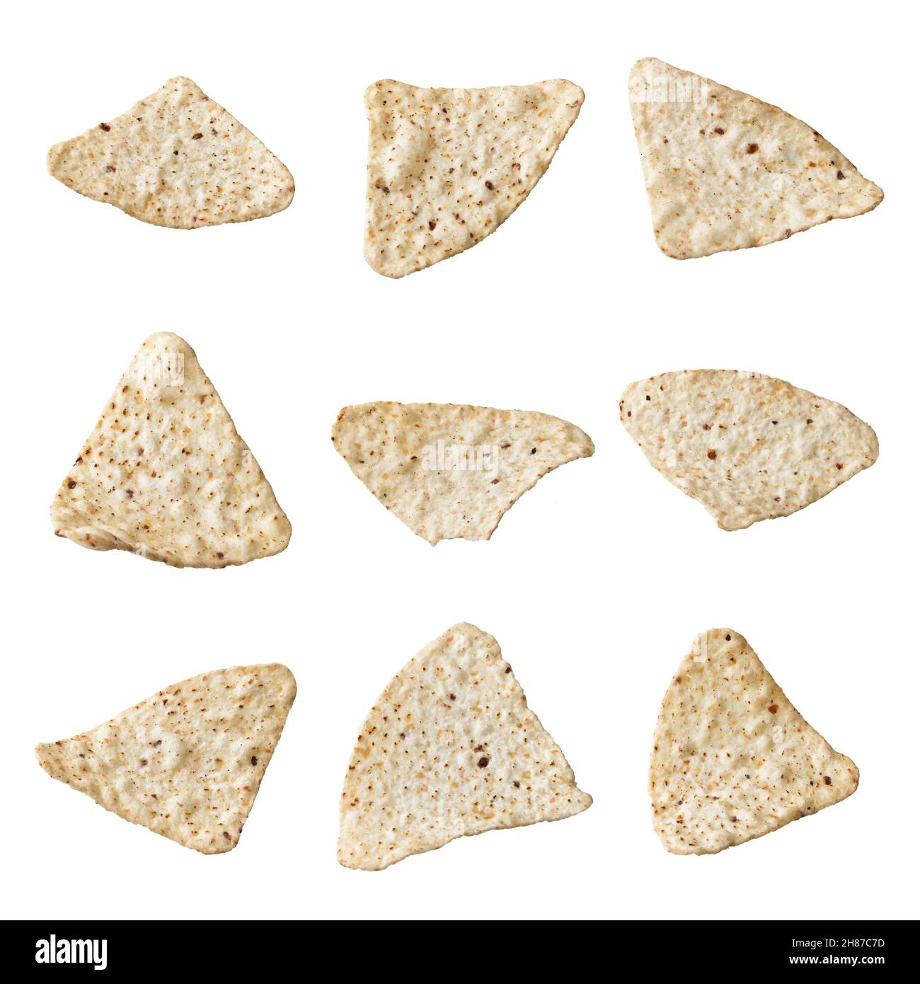 Haufen mexikanischer Nachos-Chips isoliert auf weißem Hintergrund Stockfoto