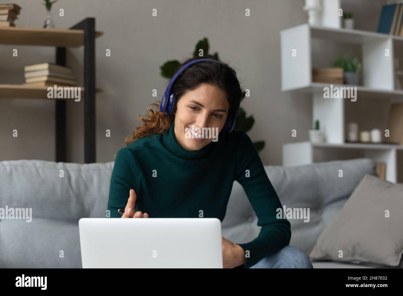 Junge latina Frau Coach im Headset sprechen Gespräch mit Laptop Stockfoto