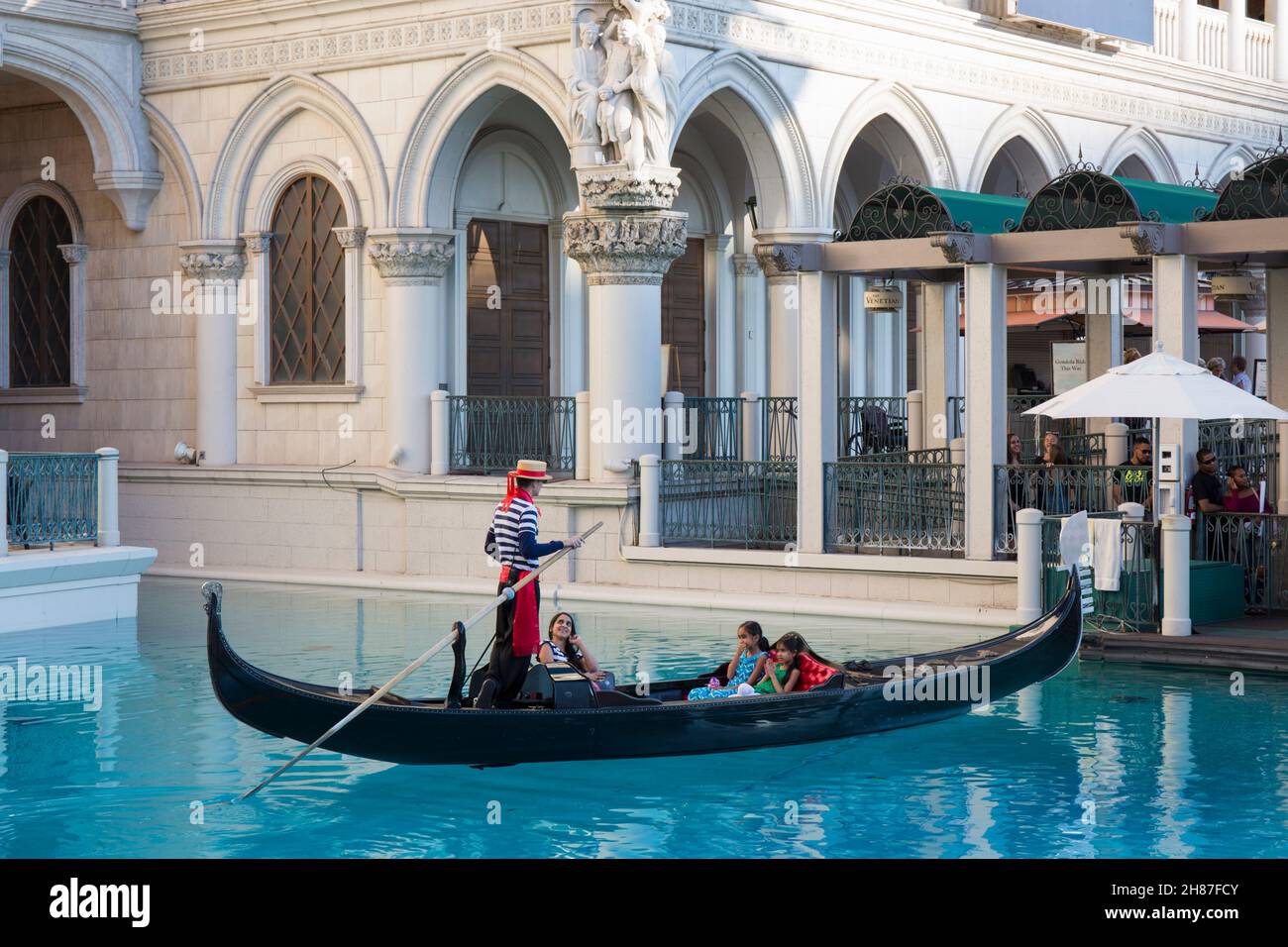 Las Vegas, Nevada, USA. Die Familie genießt eine Gondelfahrt auf dem ruhigen türkisfarbenen Wasser eines Kanals im Venetian Las Vegas Hotel and Casino. Stockfoto