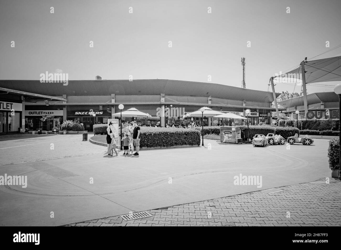 IZMIT, TÜRKEI. 29. AUGUST 2021. Outlet Village Skecher Shop im Hintergrund. Menschen, die herumlaufen Stockfoto