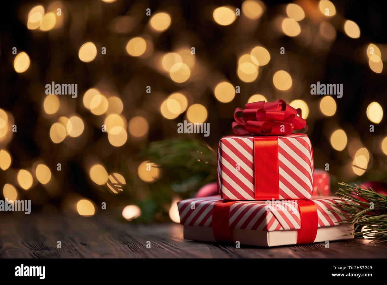 weihnachtsgeschenkschachteln auf festlichem Hintergrund. Stockfoto