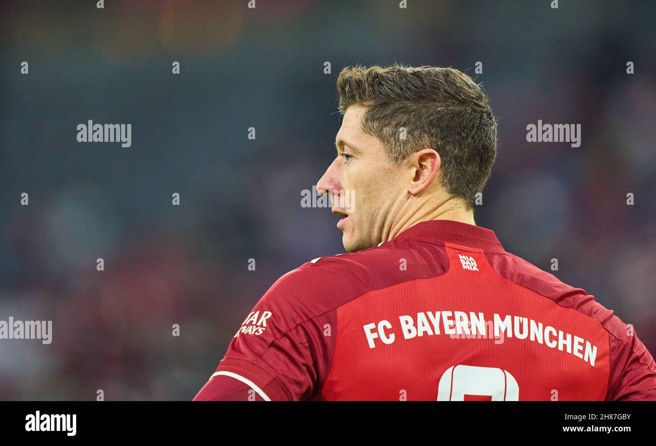 Robert LEWANDOWSKI, FCB 9 im Spiel FC BAYERN MÜNCHEN - ARMINIA BIELEFELD 1-0 1.Deutsche Fußballliga am 27. November 2021 in München, Deutschland. Saison 2021/2022, Spieltag 13, 1.Bundesliga, FCB, München, 13.Spieltag. © Peter Schatz / Alamy Live News - die DFL-VORSCHRIFTEN VERBIETEN DIE VERWENDUNG VON FOTOS als BILDSEQUENZEN und/oder QUASI-VIDEO - Stockfoto