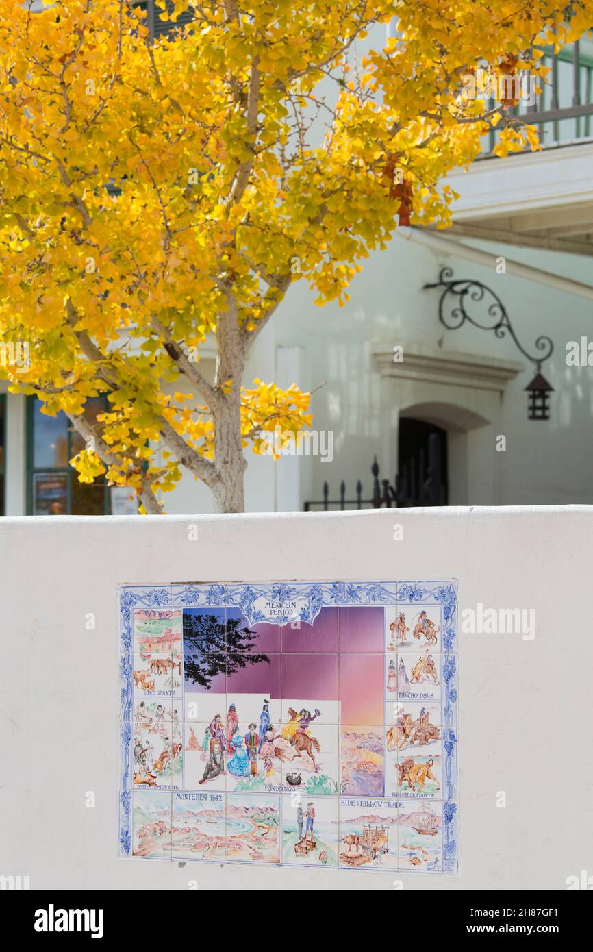Monterey State Historic Park, Monterey, Kalifornien, USA. Farbenfrohe, geflieste Kunstwerke im Custom House Plaza, die Montereys mexikanisches Erbe im Herbst darstellen. Stockfoto