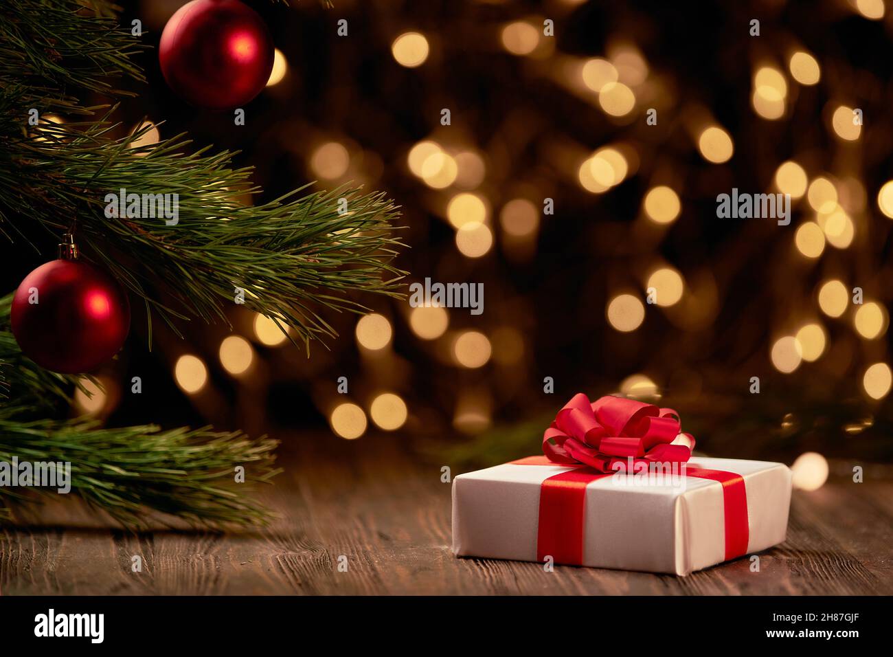 Paket mit Geschenken auf einem festlichen Weihnachtshintergrund. Stockfoto