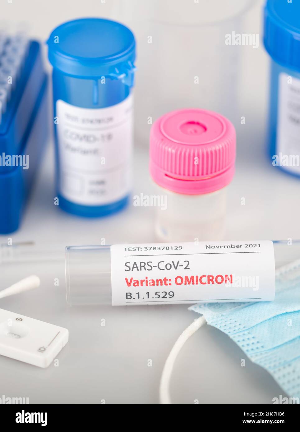 Torquay, Großbritannien. Sonntag, 28. November 2021. Variante von COVID-19 wird von DER WHO als Omicron benannt. Früher als Abstammung B.1.1.529 bezeichnet. Konzeptvisualisierung von Tupfer und Tests. Kredit: Thomas Faull/Alamy Live Nachrichten Stockfoto