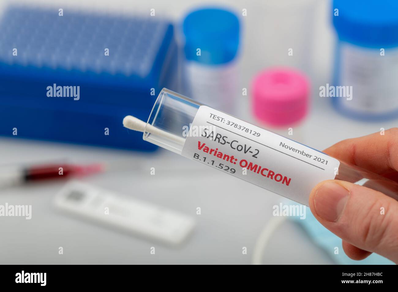 Torquay, Großbritannien. Sonntag, 28. November 2021. Variante von COVID-19 wird von DER WHO als Omicron benannt. Früher als Abstammung B.1.1.529 bezeichnet. Konzeptvisualisierung von Tupfer und Tests. Kredit: Thomas Faull/Alamy Live Nachrichten Stockfoto