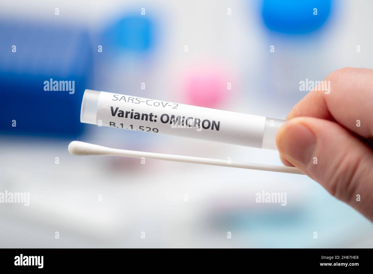 Torquay, Großbritannien. Sonntag, 28. November 2021. Variante von COVID-19 wird von DER WHO als Omicron benannt. Früher als Abstammung B.1.1.529 bezeichnet. Konzeptvisualisierung von Tupfer und Tests. Kredit: Thomas Faull/Alamy Live Nachrichten Stockfoto