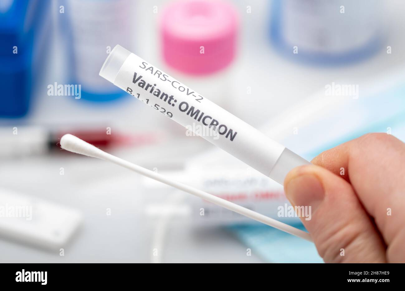 Torquay, Großbritannien. Sonntag, 28. November 2021. Variante von COVID-19 wird von DER WHO als Omicron benannt. Früher als Abstammung B.1.1.529 bezeichnet. Konzeptvisualisierung von Tupfer und Tests. Kredit: Thomas Faull/Alamy Live Nachrichten Stockfoto