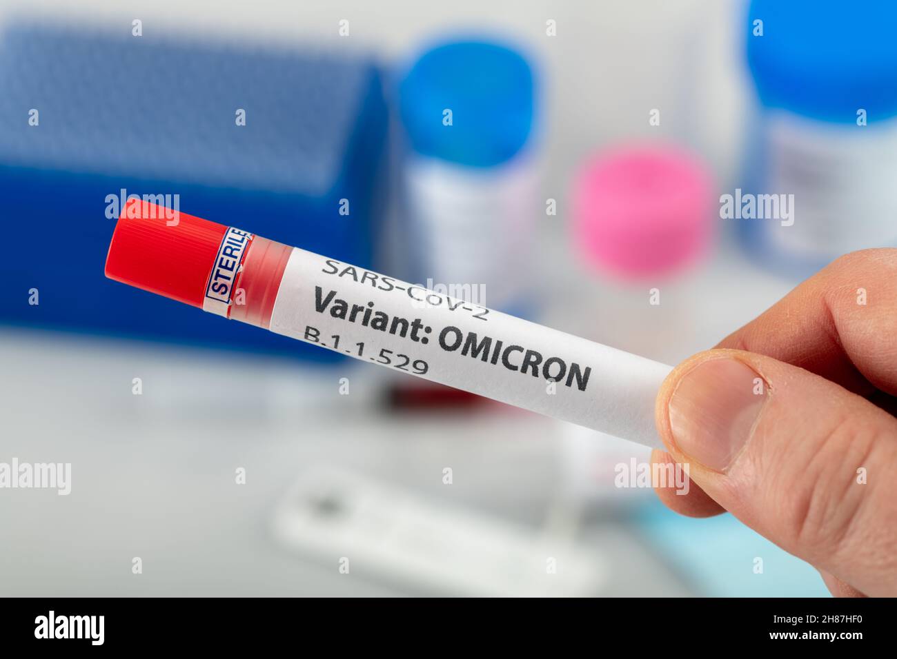 Torquay, Großbritannien. Sonntag, 28. November 2021. Variante von COVID-19 wird von DER WHO als Omicron benannt. Früher als Abstammung B.1.1.529 bezeichnet. Konzeptvisualisierung von Tupfer und Tests. Kredit: Thomas Faull/Alamy Live Nachrichten Stockfoto
