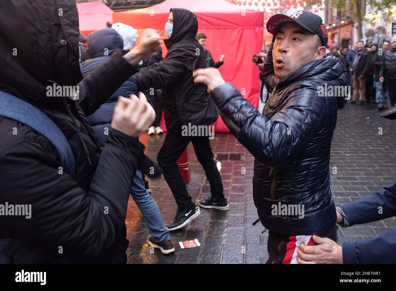 Während der Kundgebung zangeln sich Pro-Peking-Teilnehmer und Hongkonger Demokratiedemonstranten. Die von Pro-Peking-Demonstranten organisierte "Anti-Asiatische Hasskundgebung" und die von Hongkonger Demokratieprotesten organisierte "Lunch with you"-Kundgebung versammeln sich getrennt am gleichen Ort in Chinatown in London. Während die Pro-Pekinger Gruppe kein antiasiatisches Hass rief, kam Hongkongers mit Widerstand gegen die Kommunistische Partei Chinas (KPCh) und Nein zum Völkermord zurück. (Foto von May James / SOPA Images/Sipa USA) Stockfoto