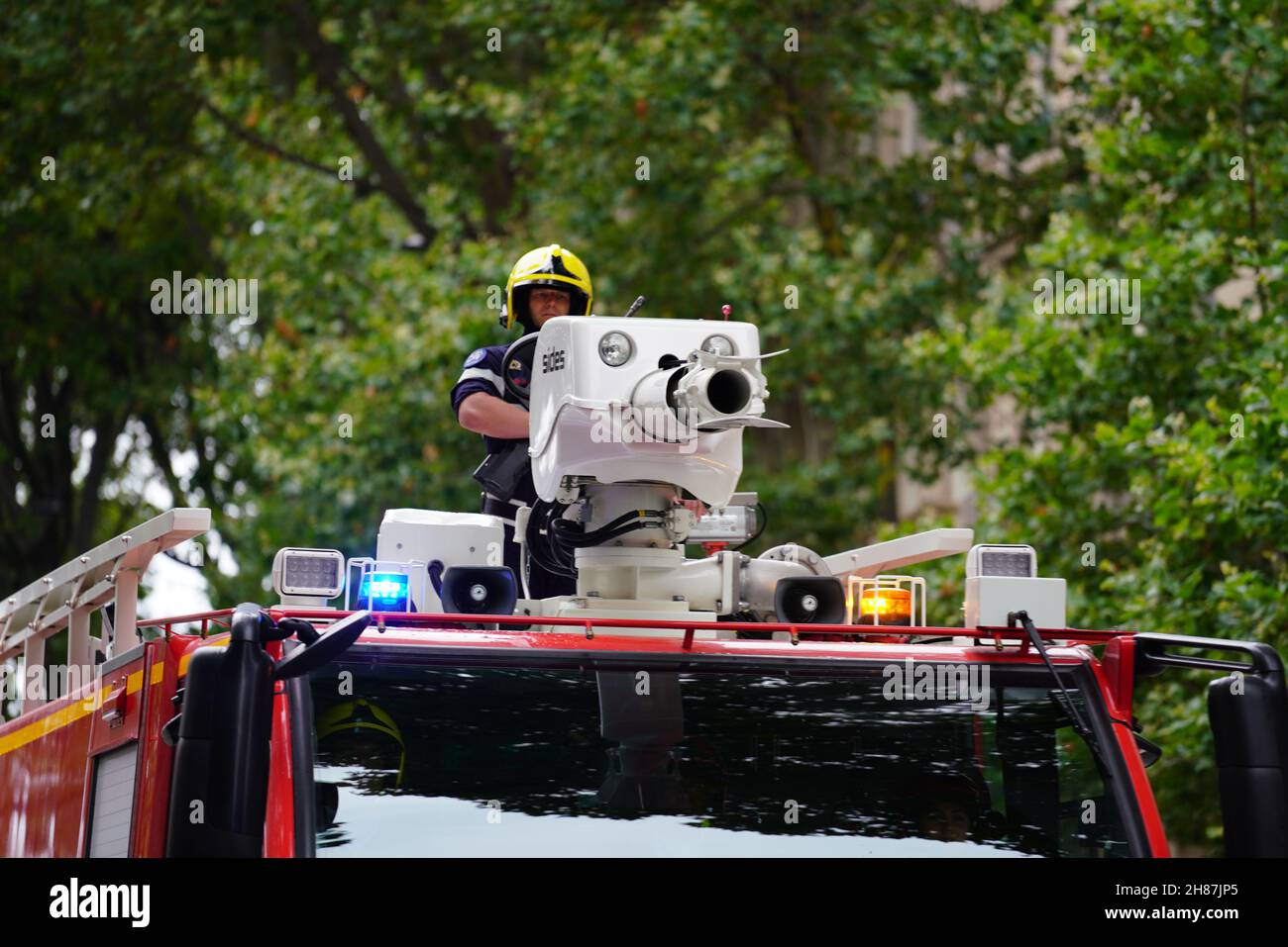 Französischer Feuerwehrmann auf einem Flughafenfahrzeug während der Bastille-Parade Stockfoto