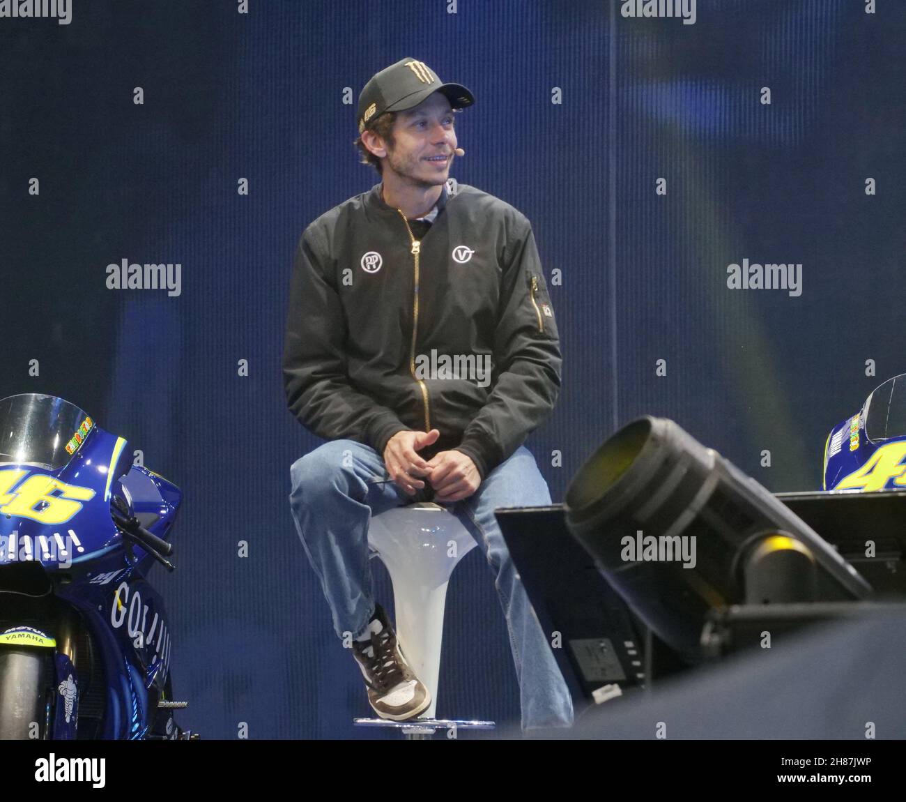 Valentino Rossi trifft und begrüßt die zahlreichen Fans auf der EICMA, der internationalen Motorradmesse. Stockfoto