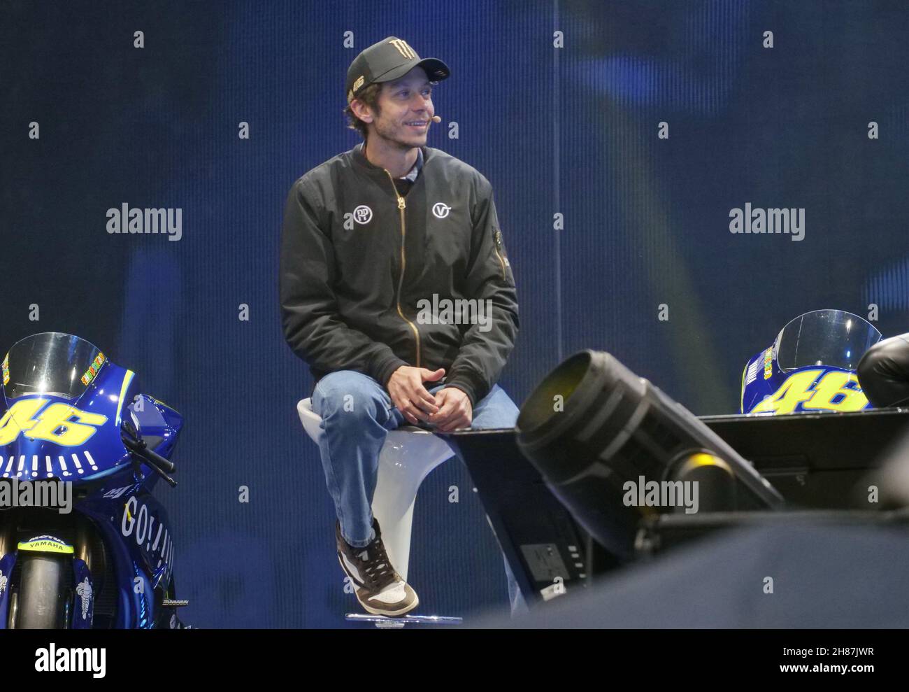 Valentino Rossi trifft und begrüßt die zahlreichen Fans auf der EICMA, der internationalen Motorradmesse. Stockfoto