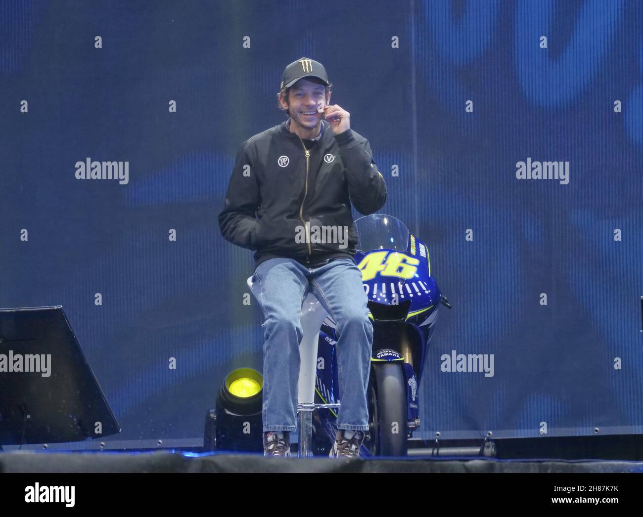 Valentino Rossi trifft und begrüßt die zahlreichen Fans auf der EICMA, der internationalen Motorradmesse. Stockfoto