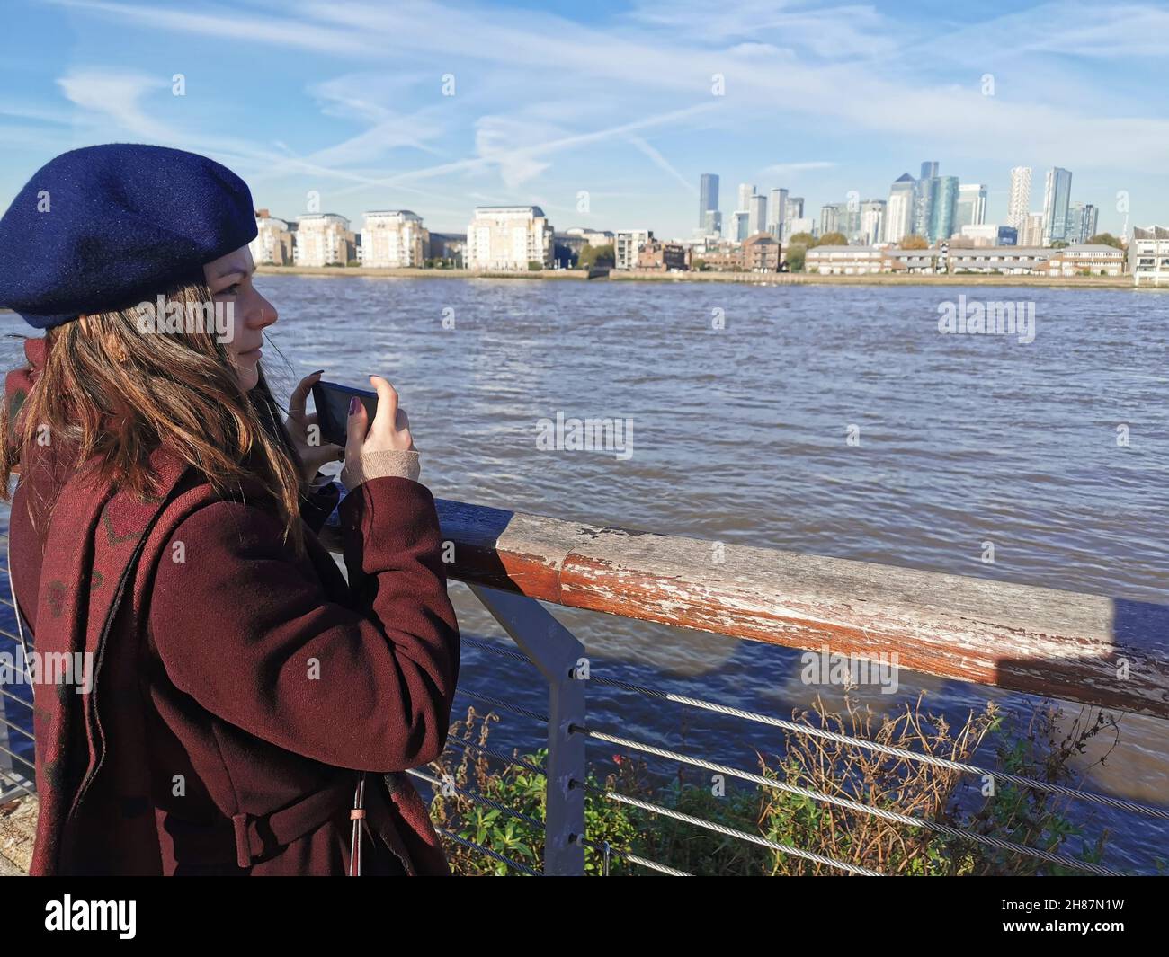 Junge Frau, die ein Foto von London macht Stockfoto