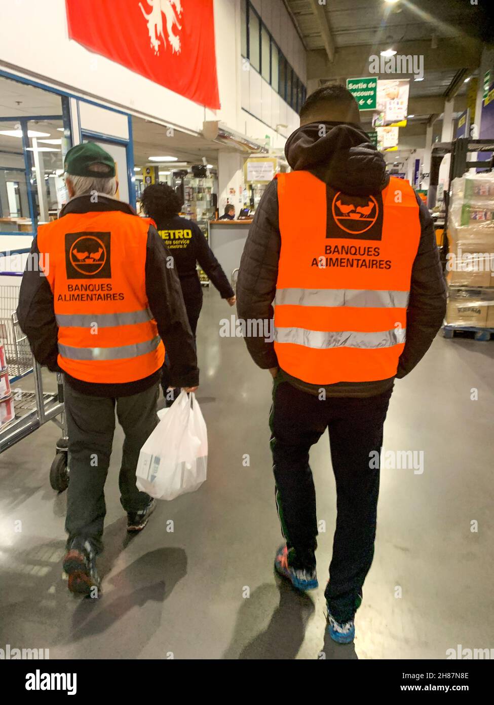 Secours Populaire nimmt an einer von der Food Bank, Vaulx-en-Velin, Frankreich, organisierten Lebensmittelsammelorganisation Teil Stockfoto