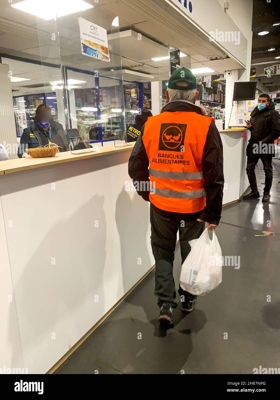 Secours Populaire nimmt an einer von der Food Bank, Vaulx-en-Velin, Frankreich, organisierten Lebensmittelsammelorganisation Teil Stockfoto