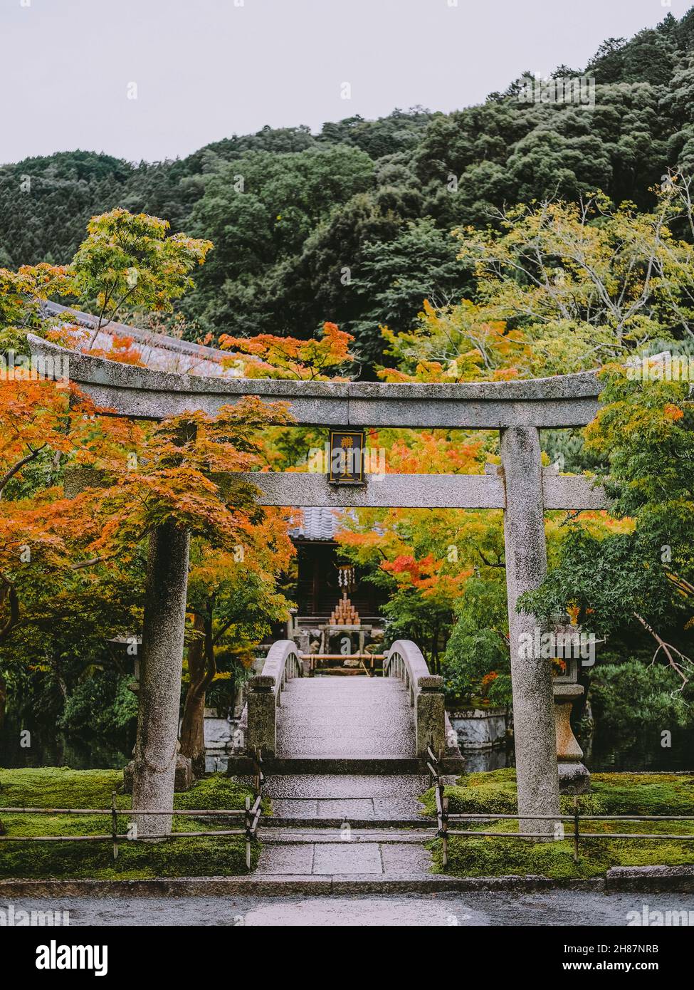 Eine vertikale Aufnahme des Zenrinji (Eikando) Tempels in Kyoto, Japan Stockfoto