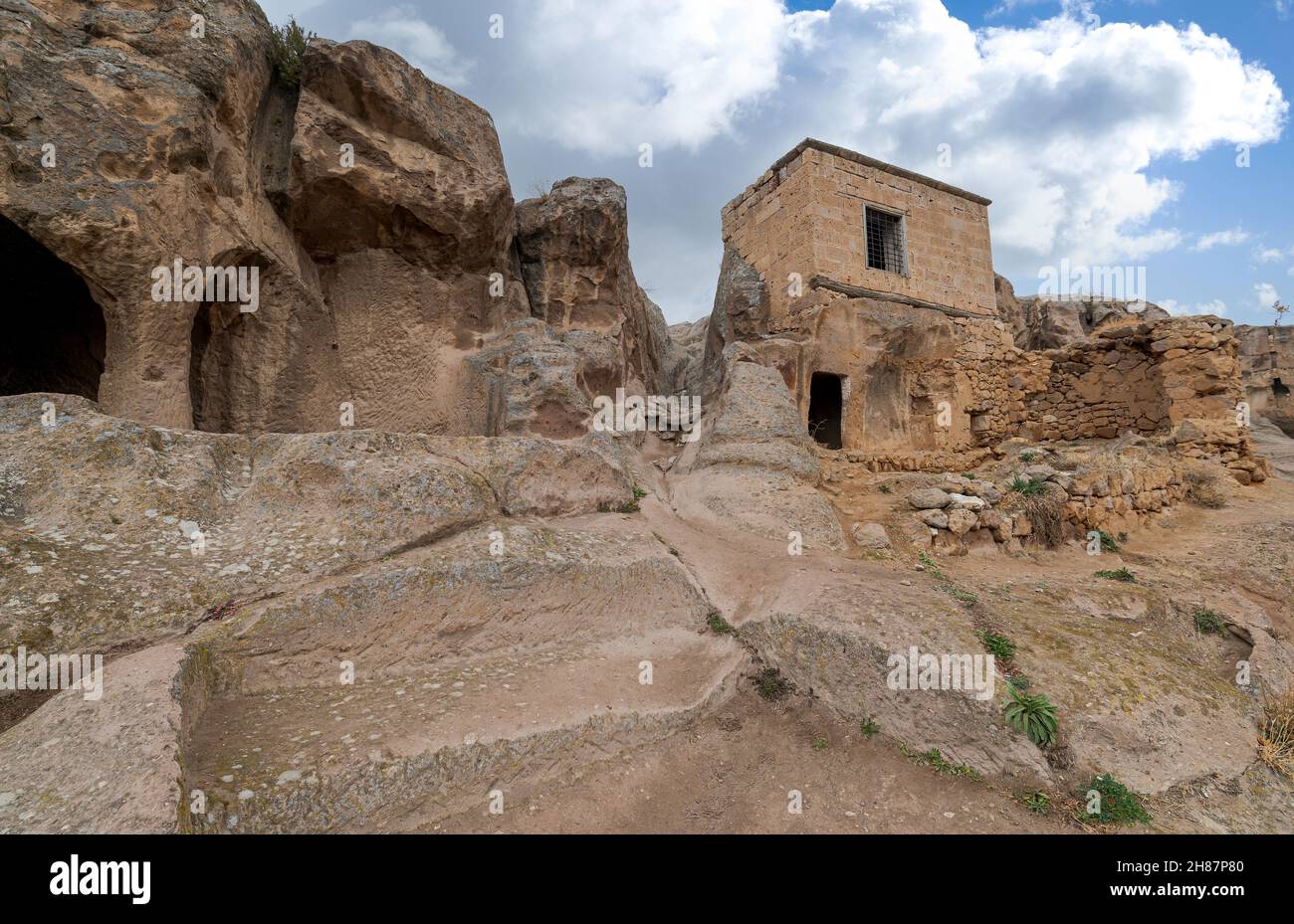 Gumusler Kloster und unterirdische Höhlenstadt in Nigde, Türkei. UNESCO-Weltkulturerbe in Zentralanatolien, Region Kappadokien. Stockfoto