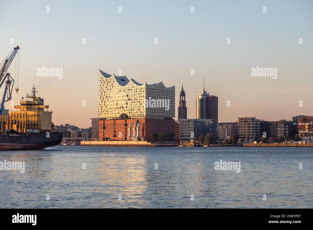 Blick vom Hamburger Hafen auf die elbphilharmonie Stockfoto