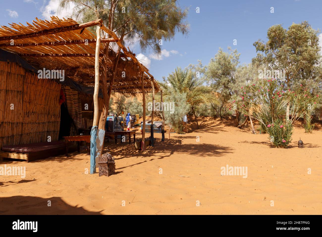 Provinz Errachidia, Marokko - 16. Oktober 2015: Oasis Merzouga. Camp für Touristen in den Sanddünen der Sahara. Erg Chebbi Stockfoto