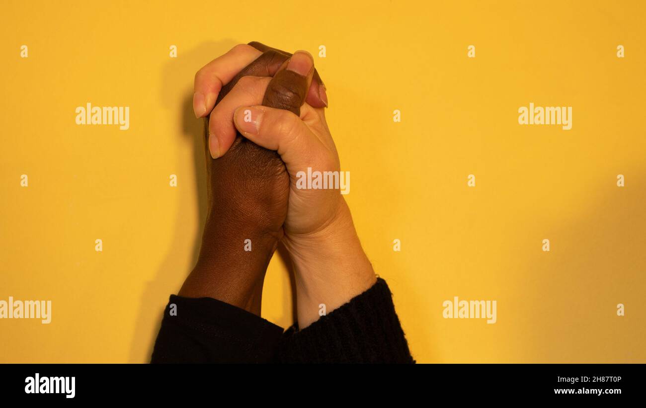 Weiße Hand schwarze Hand Stockfoto