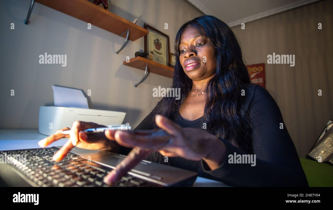 Afrikanische Frau arbeitet an einem Computer Stockfoto