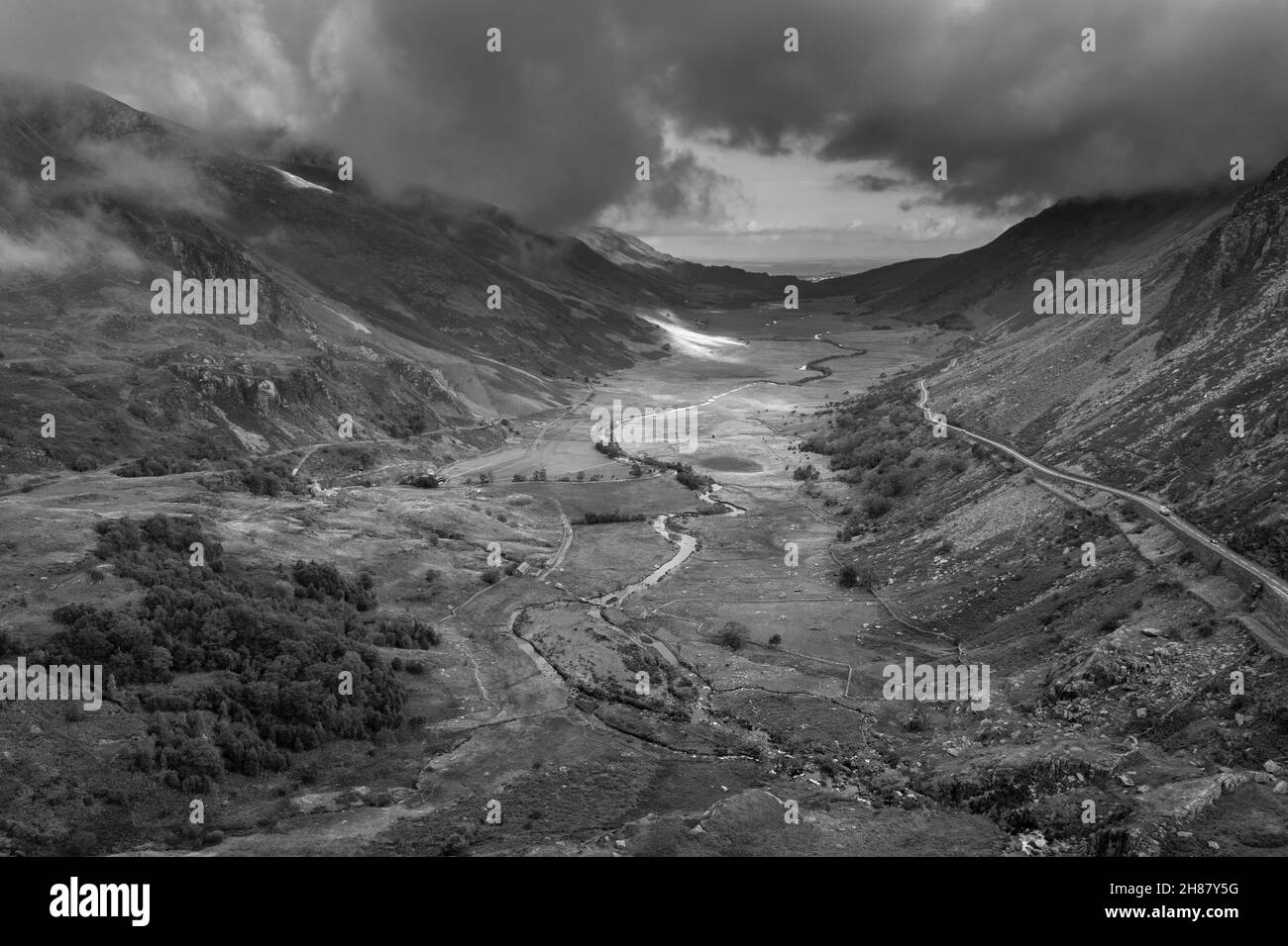 Schwarz-Weiß Luftaufnahme der fliegenden Drohne atemberaubende epische Landschaftsaufnahme im Herbst Blick auf das Nant Fracon Tal von Llyn Idwal dramatischen Himmel und c Stockfoto