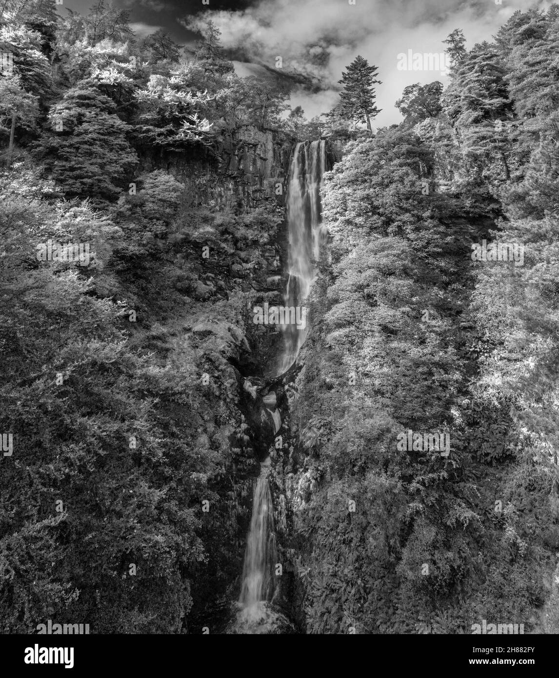 Schwarz-Weiß Flugdrohne schöne Landschaft mit langer Belichtung im Frühherbst Bild des Pistyll Rhaeader Wasserfalls in Wales Stockfoto