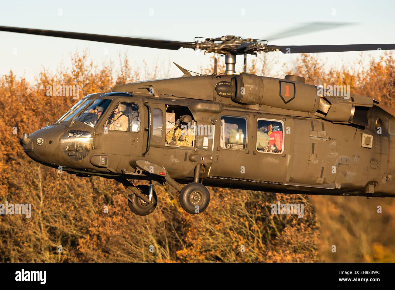 Ein zweimotoriger Utility-Hubschrauber der US-Armee auf dem Luftwaffenstützpunkt Gilze-Rijen, Niederlande, Sikorsky UH-60 Black Hawk. Stockfoto