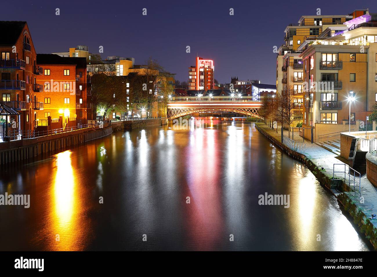 Ein Blick entlang des Flusses Aire bei Brewery Wharf in Richtung Crown Point Bridge im Stadtzentrum von Leeds Stockfoto