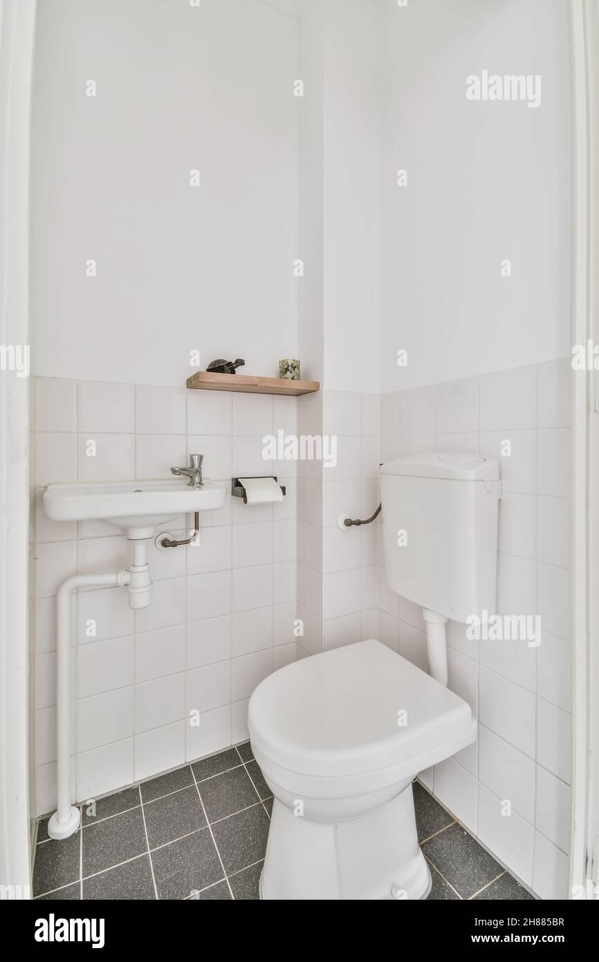 Badezimmer mit einem wunderschönen Design und einem kleinen Waschbecken und einer Toilette Stockfoto