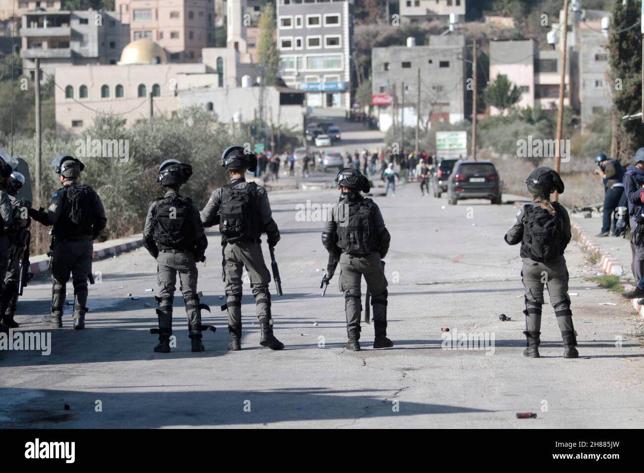 Westufer, Nablus, Palästina. 28th. November 2021. Israelische Armeekräfte wurden unter palästinensischen Familien eingesetzt, die gegen die Verhinderung der Schulbildung ihrer Kinder durch israelische Siedler protestierten, die die Straße zu den Al-Lubban Al-Sharqiya Schulen südlich von Nablus im besetzten Westjordanland blockierten. Kredit: Nasser Ishtayeh/ZUMA Wire/Alamy Live Nachrichten Stockfoto