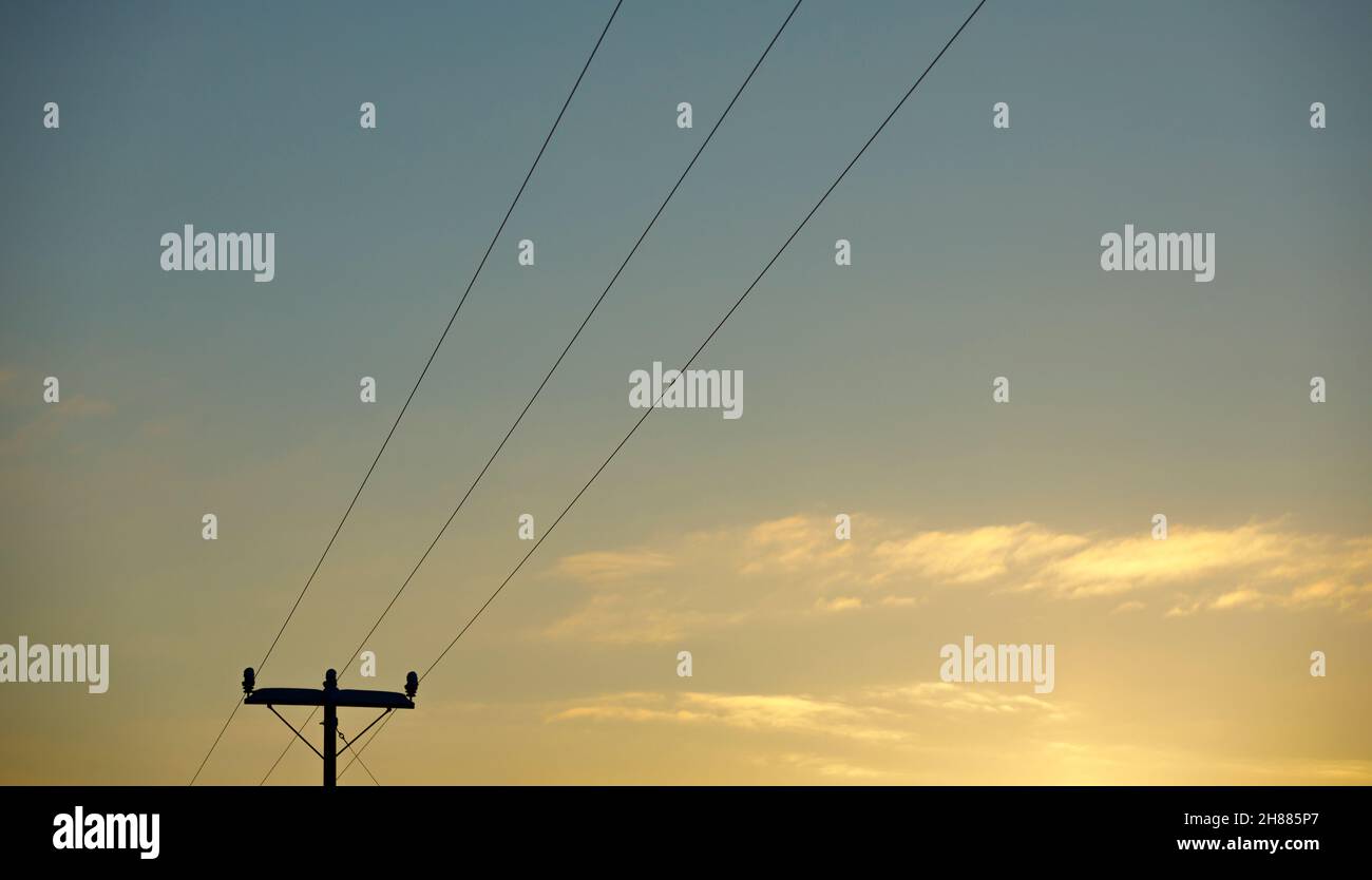 Silhouette von Oberleitungen und Pylondecke , Finnland Stockfoto