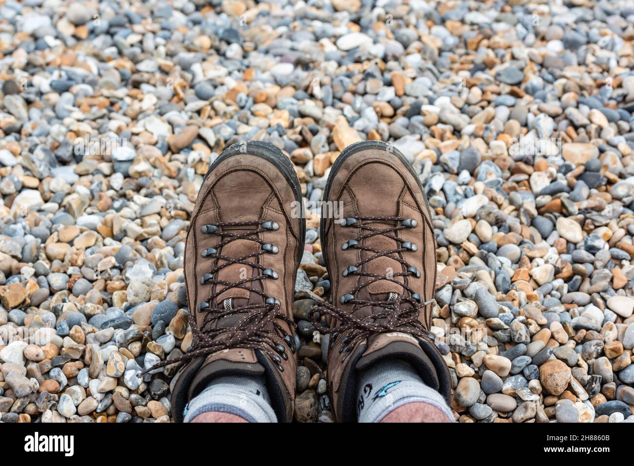 Nahaufnahme der Füße in Wanderschuhen, auf Schindel. August 2021 Stockfoto