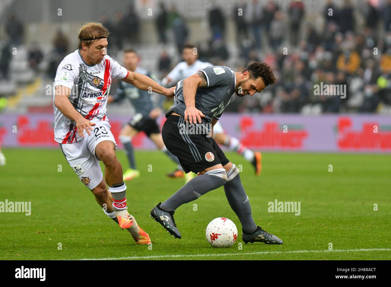 Arrighini verteidigen den Ball während der Serie BKT - 14^ Giornata - Alessandria vs Cremonese. (Foto von Andrea Amato/Pacific Press/Sipa USA) Stockfoto