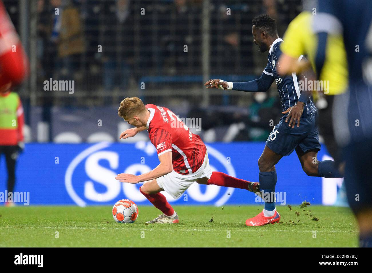 Philipp LIENHART (FR) schlüpft und BO schießt das Tor auf 2: 1 von Milos PANTOVIC (BO / nicht im Bild), Duelle, Action, r. Silvere GANVOULA (BO) Fußball 1st Bundesliga, Spieltag 13th, VfL Bochum (BO) - SC Freiburg (FR) 2: 1, am 27th. November 2021 in Bochum / Deutschland. #die DFL-Vorschriften verbieten die Verwendung von Fotos als Bildsequenzen und/oder quasi-Video # Â Stockfoto