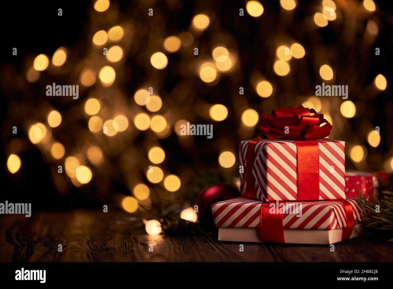 Boxen mit Weihnachtsgeschenken auf festlichem Hintergrund. Stockfoto