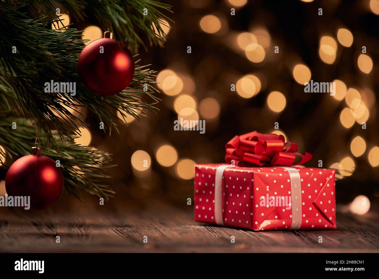 Rote Weihnachtsbox auf festlichem Hintergrund. Stockfoto