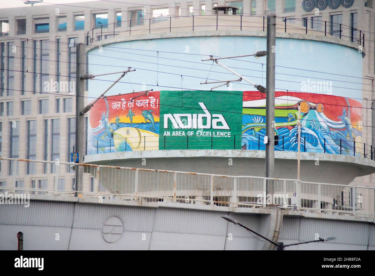 Farbenfrohe Wandmalerei auf dem Wasserbehälter, die den Namen Noida Stadt in uttar pradesh zeigt, die sich als Teil der nationalen Hauptstadt Delhi schnell entwickelt Stockfoto