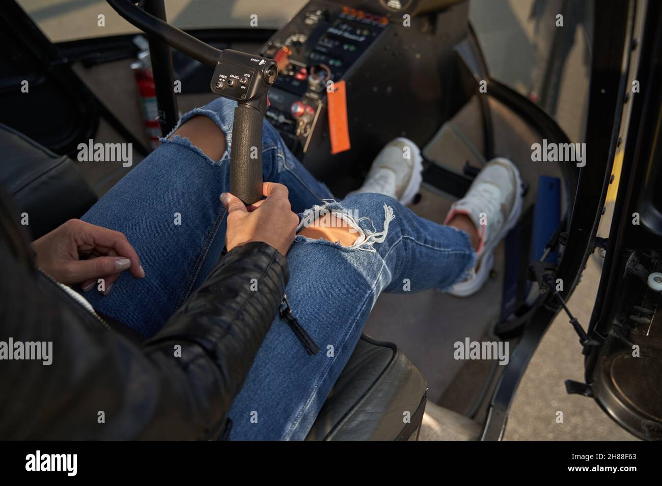 Fragmentfoto einer weiblichen Hubschrauberpilotin, die die Leitung hat Stockfoto