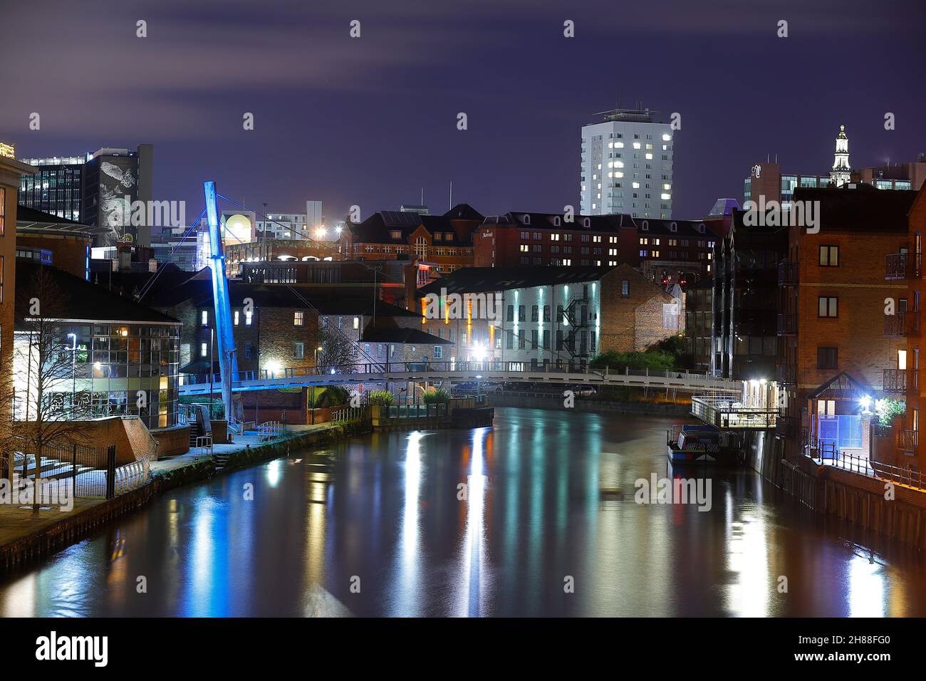 Ein Blick über den Fluss Aire an der Leeds Waterfront am Brewery Wharf Stockfoto