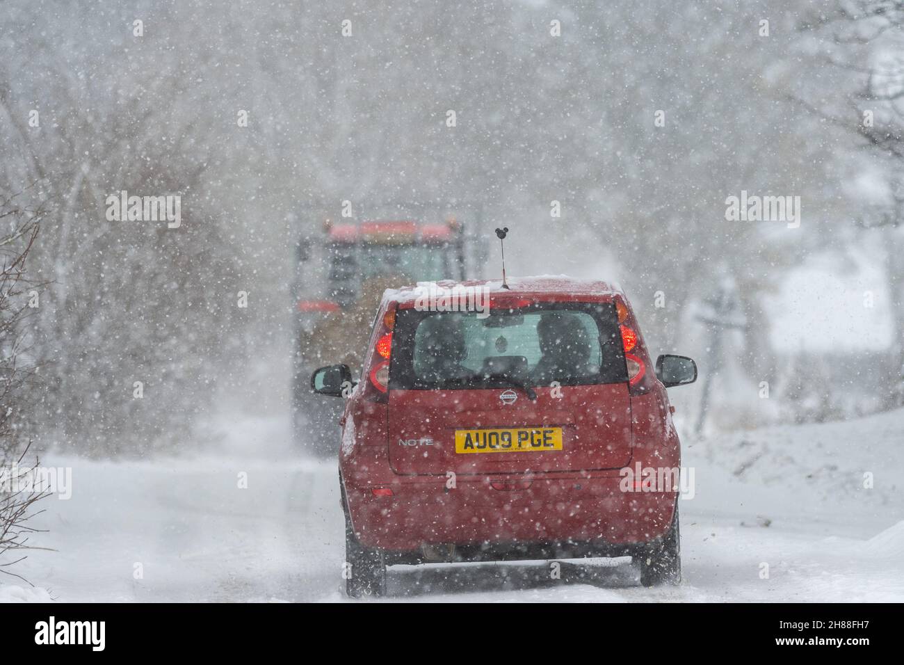 Hawes, North Yorkshire, Großbritannien. Nov 28th 2021 - Schnee nach dem Sturm Arwen macht die Fahrbedingungen in den Yorkshire Dales, hier bei Simonstone, in der Nähe von Hawes in Wensleydale, Großbritannien, schwierig. Quelle: Wayne HUTCHINSON/Alamy Live News Stockfoto
