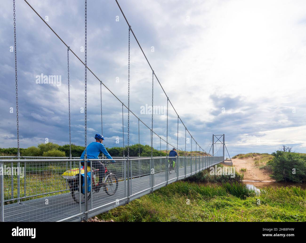 Halmstad: Radfahrer auf einer Fahrrad-Hängebrücke in Laholmsbukten (Laholm Bay), Sanddünen in , Hallands län, Schweden Stockfoto