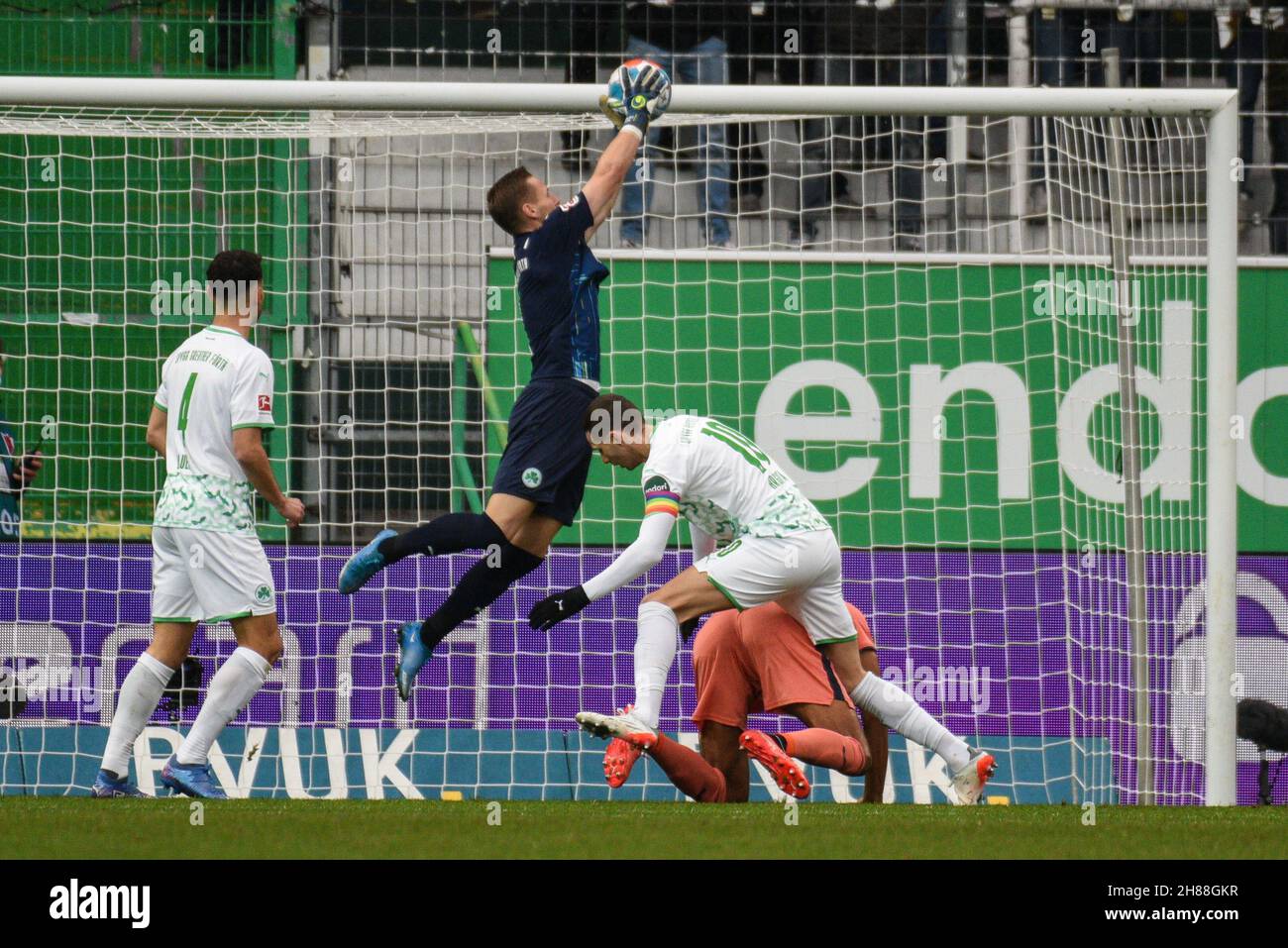 Deutschland, Fürth, Sportpark Ronhof Thomas Sommer - 27.11.2021 - Fussball, 1.Bundesliga - SpVgg Greuther Fürth gegen TSG 1899 Hoffenheim Bild: GK Marius Funk (SpVgg Greuther Fürth,1) in Aktion. Die DFL-Vorschriften verbieten die Verwendung von Fotos als Bildsequenzen und quasi-Video Stockfoto