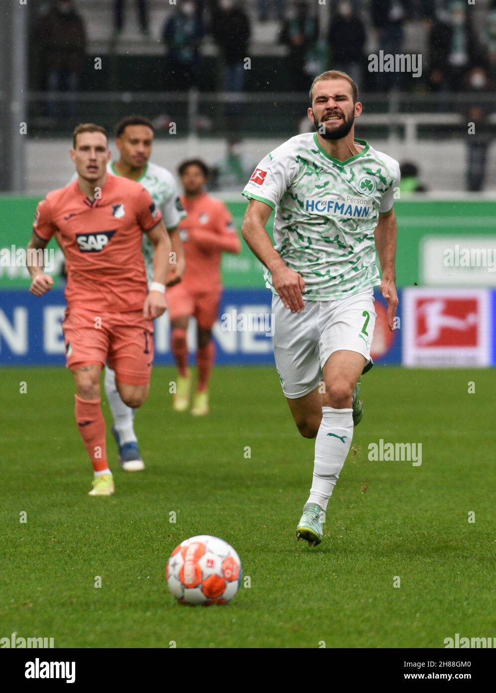 Deutschland, Fürth, Sportpark Ronhof Thomas Sommer - 27.11.2021 - Fussball, 1.Bundesliga - SpVgg Greuther Fürth gegen TSG 1899 Hoffenheim Bild: Simon Asta (SpVgg Greuther Fürth,2) in Aktion. Die DFL-Vorschriften verbieten die Verwendung von Fotos als Bildsequenzen und quasi-Video Stockfoto